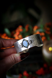 Aux Âmes Errantes - Silver and faceted blue labradorite bangle bracelet, forged skulls