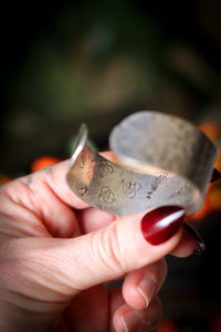 Aux Âmes Errantes - Silver and faceted blue labradorite bangle bracelet, forged skulls