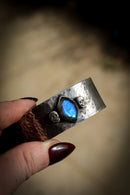 Aux Âmes Errantes - Silver and faceted blue labradorite bangle bracelet, forged skulls