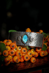 Aux Âmes Errantes - Silver and faceted blue labradorite bangle bracelet, forged skulls