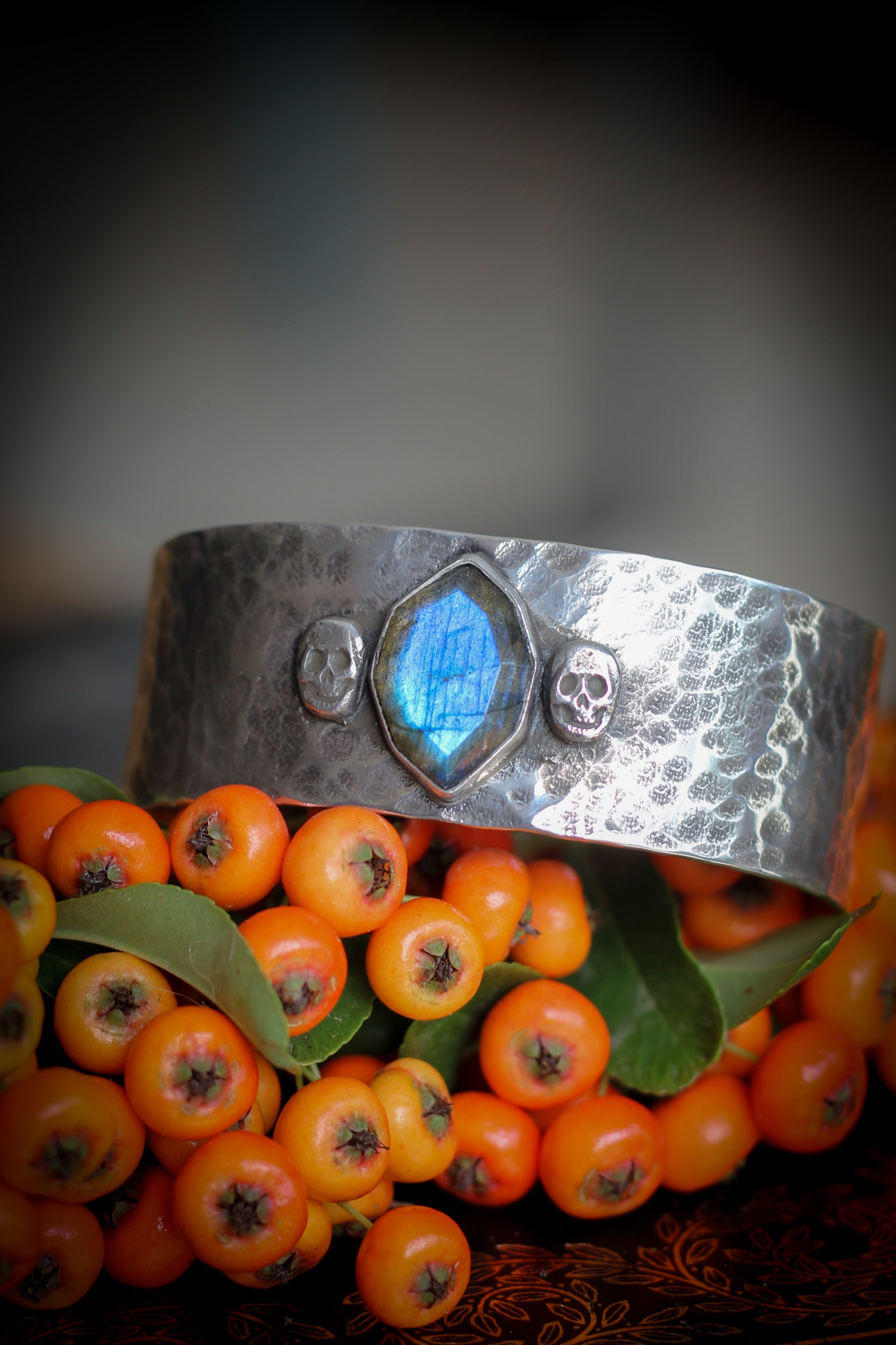 Aux Âmes Errantes - Silver and faceted blue labradorite bangle bracelet, forged skulls