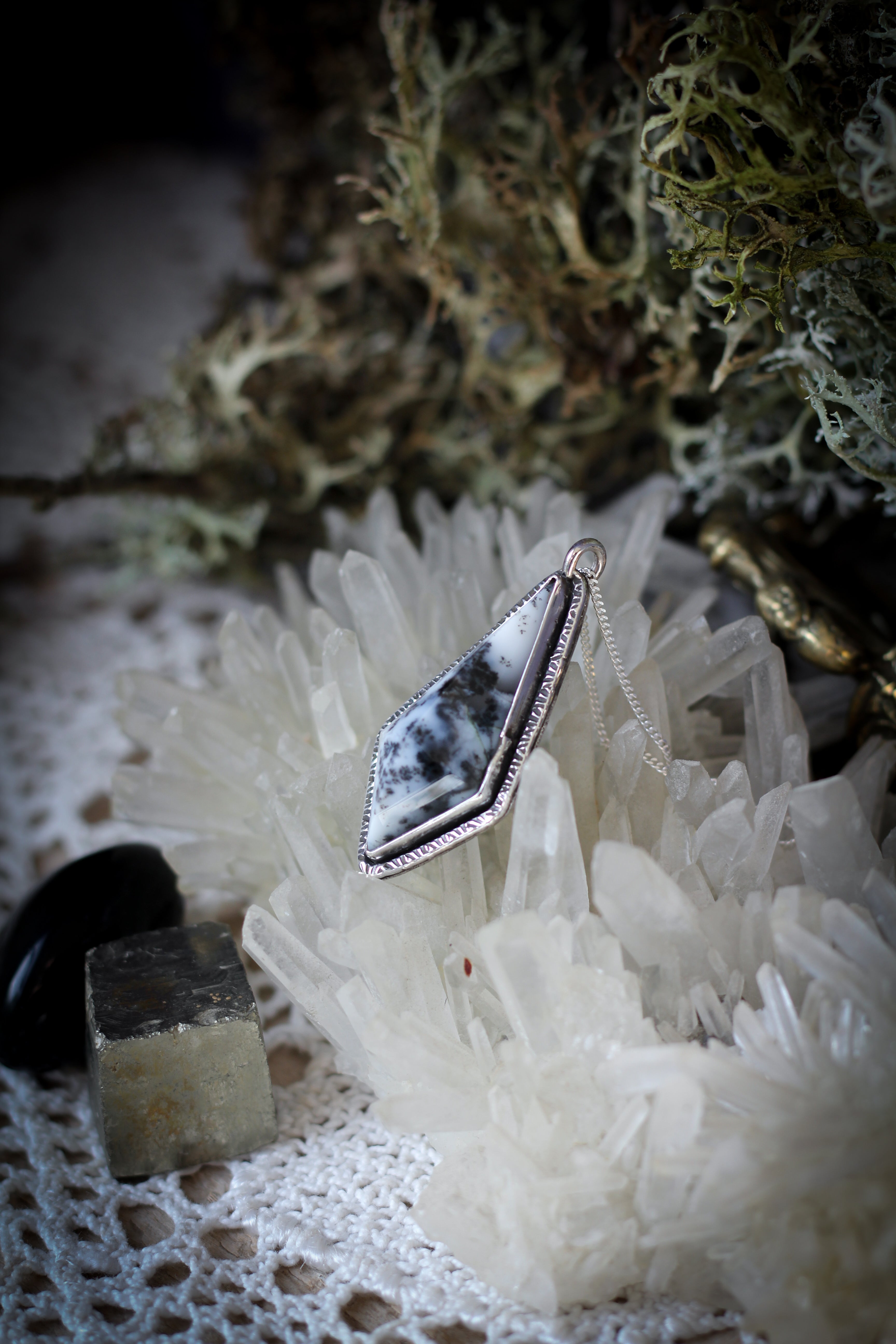 Krampus - Collier en agate dendritique (merlinite) facettée et argent, Krampus au dos