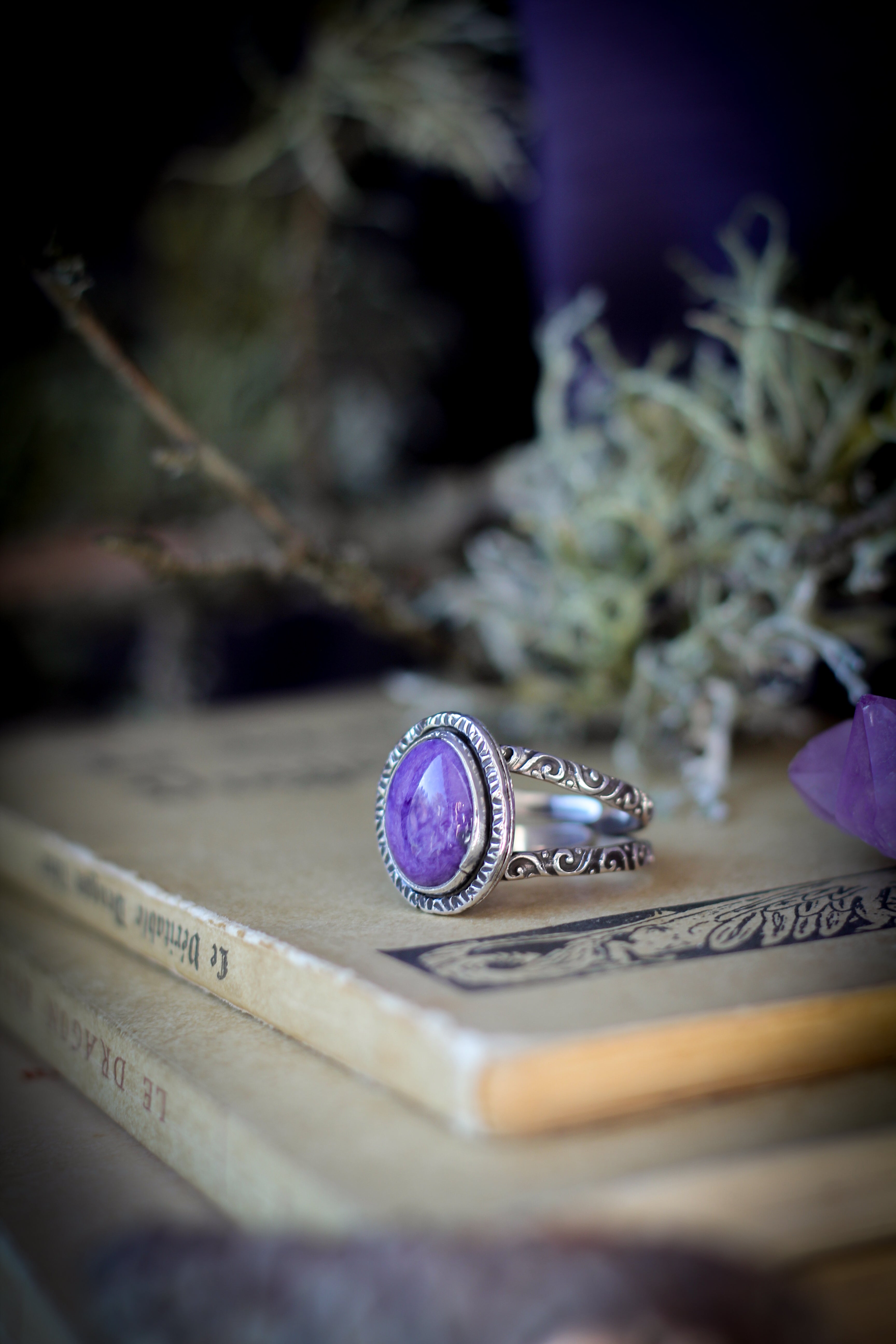 Ajna - Anello in charoite e argento, anelli forgiati