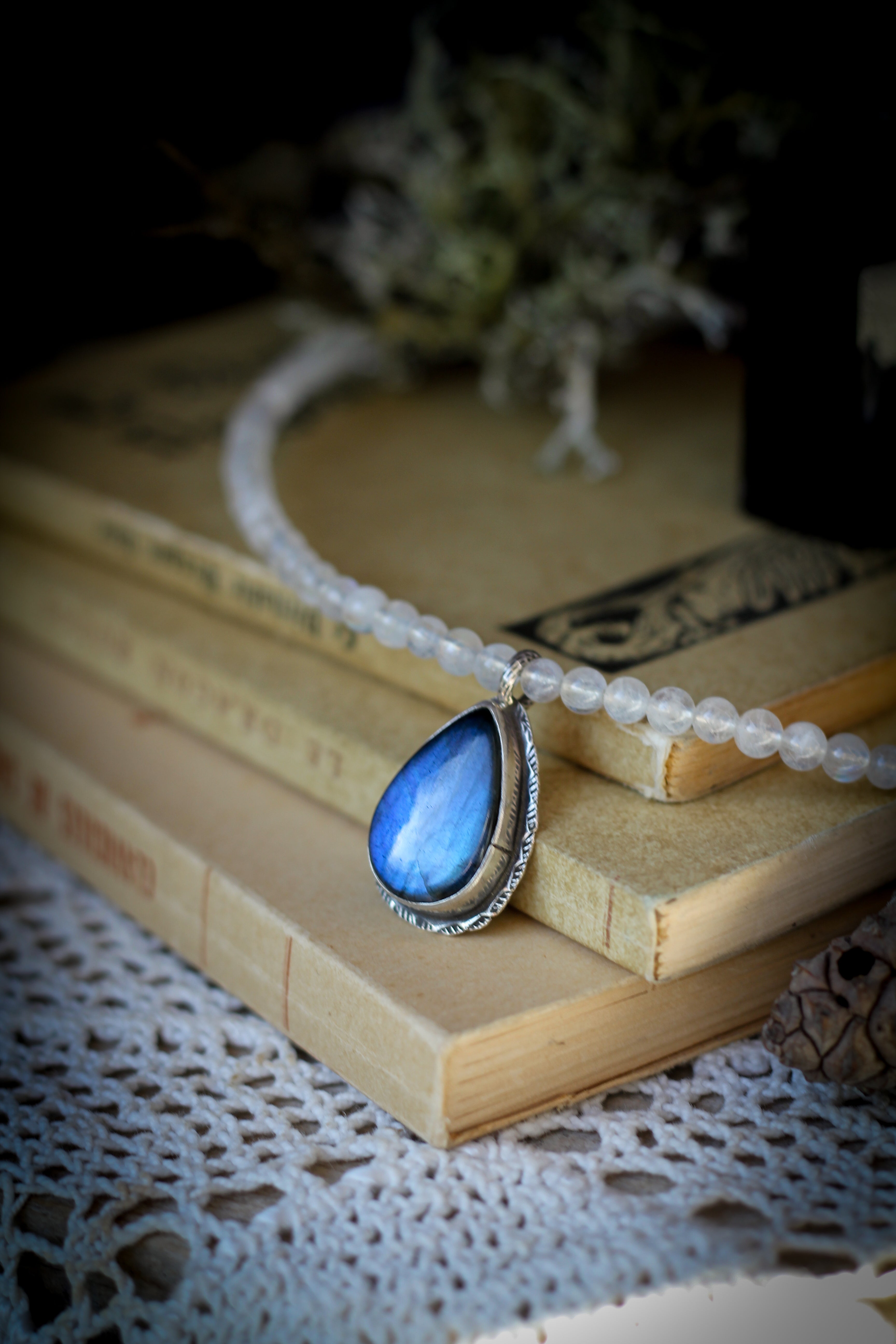 Frost Witch - Collier ras-de-cou en labradorite bleue, perles de pierre de lune arc-en-ciel (péristérite) et argent, flocon de neige au dos