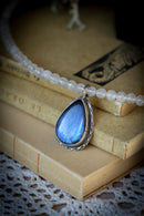 Frost Witch - Collier ras-de-cou en labradorite bleue, perles de pierre de lune arc-en-ciel (péristérite) et argent, flocon de neige au dos