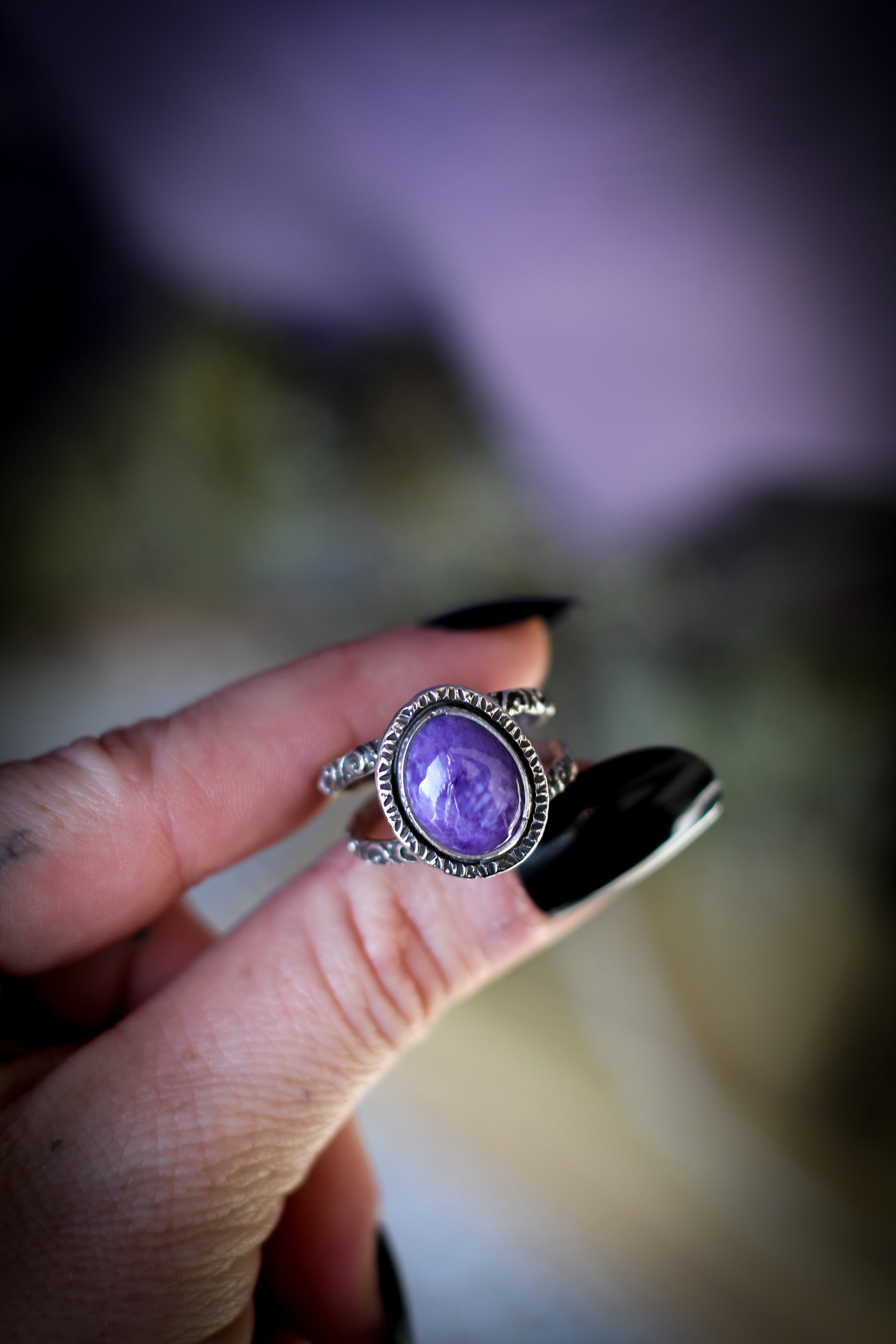 Ajna - Anello in charoite e argento, anelli forgiati