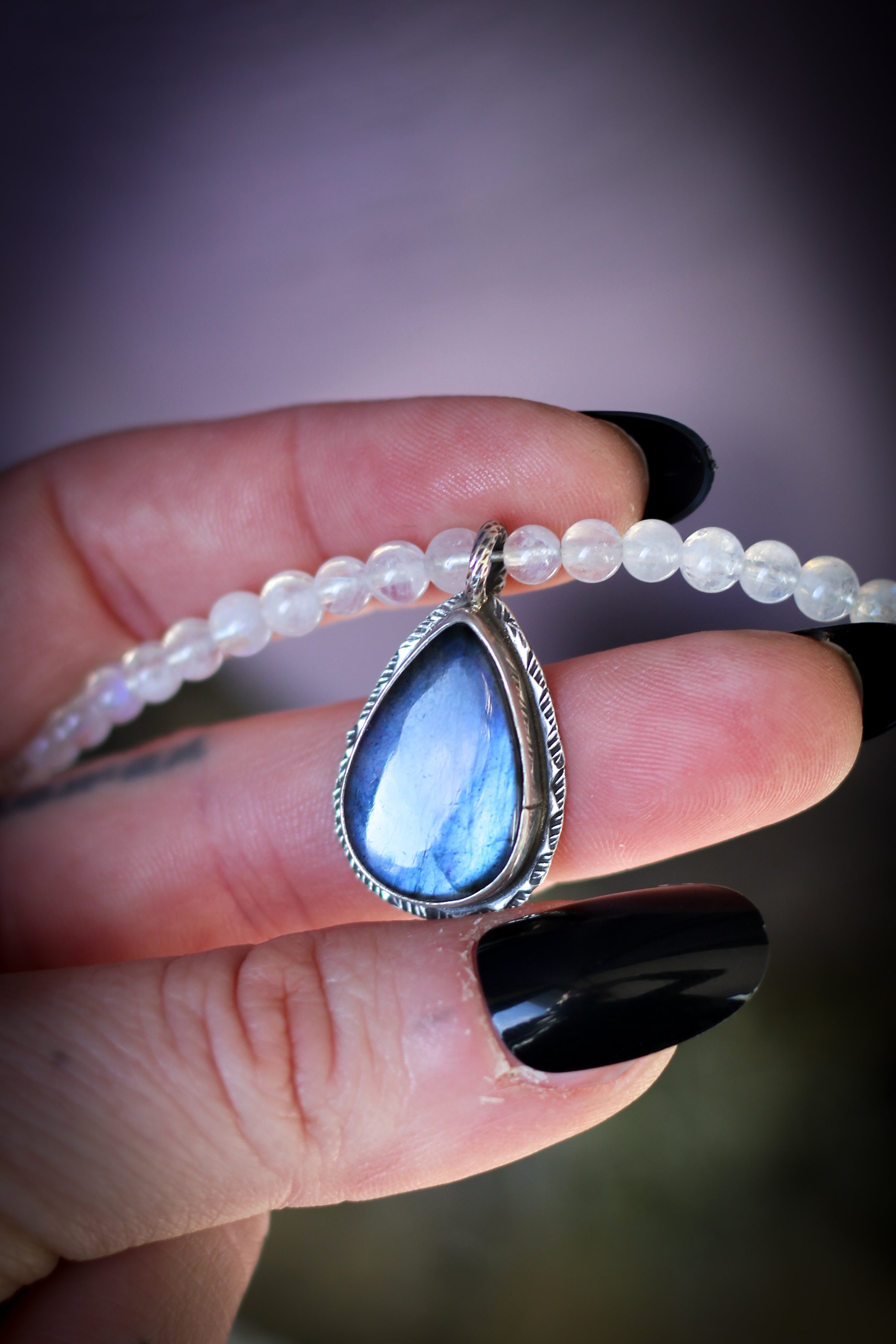 Frost Witch - Collier ras-de-cou en labradorite bleue, perles de pierre de lune arc-en-ciel (péristérite) et argent, flocon de neige au dos