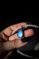 Frost Witch - Collier ras-de-cou en labradorite bleue, perles de pierre de lune arc-en-ciel (péristérite) et argent, flocon de neige au dos