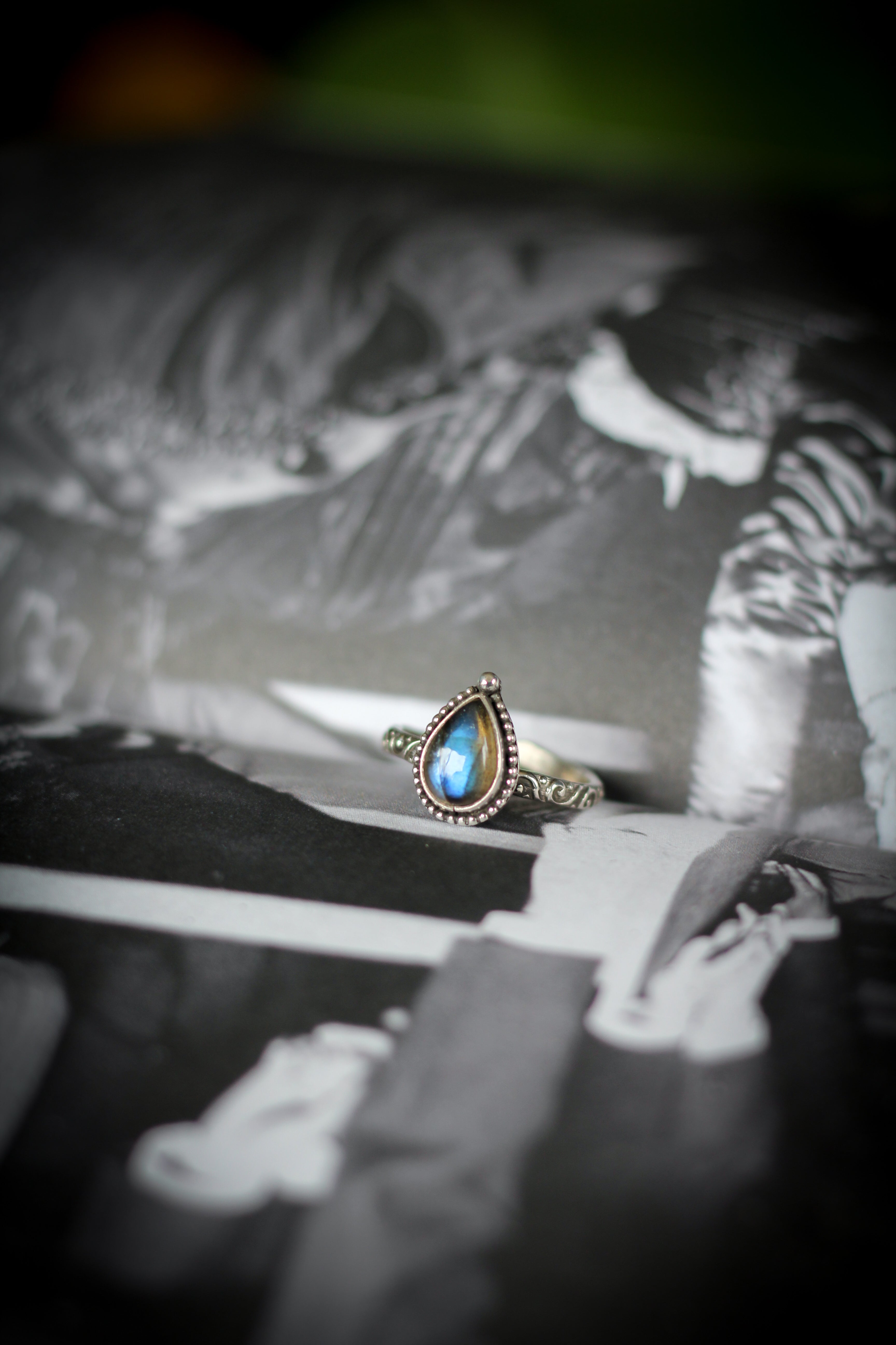 L'Onguent de Vol - Bague en argent et labradorite bleue