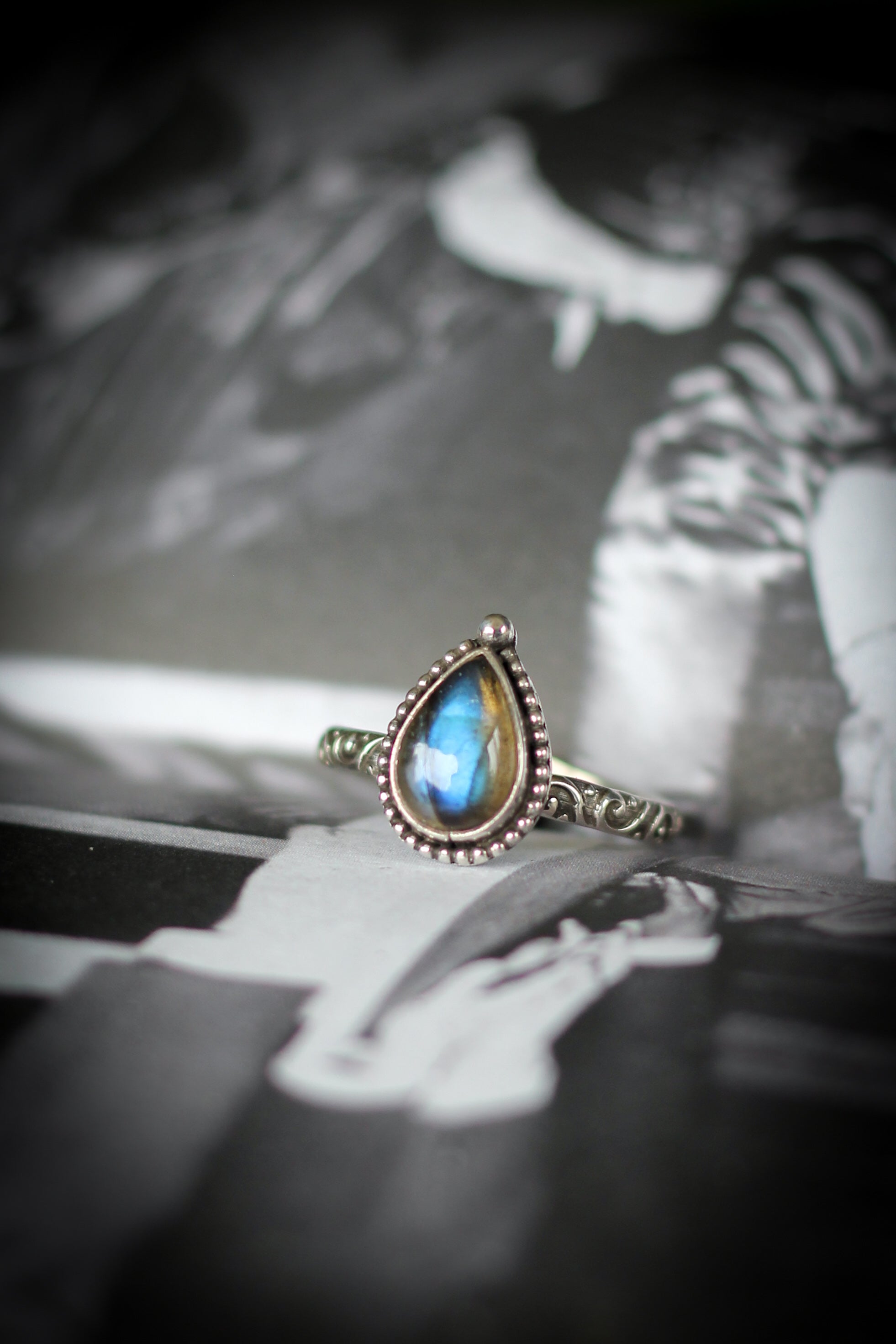 L'Onguent de Vol - Bague en argent et labradorite bleue