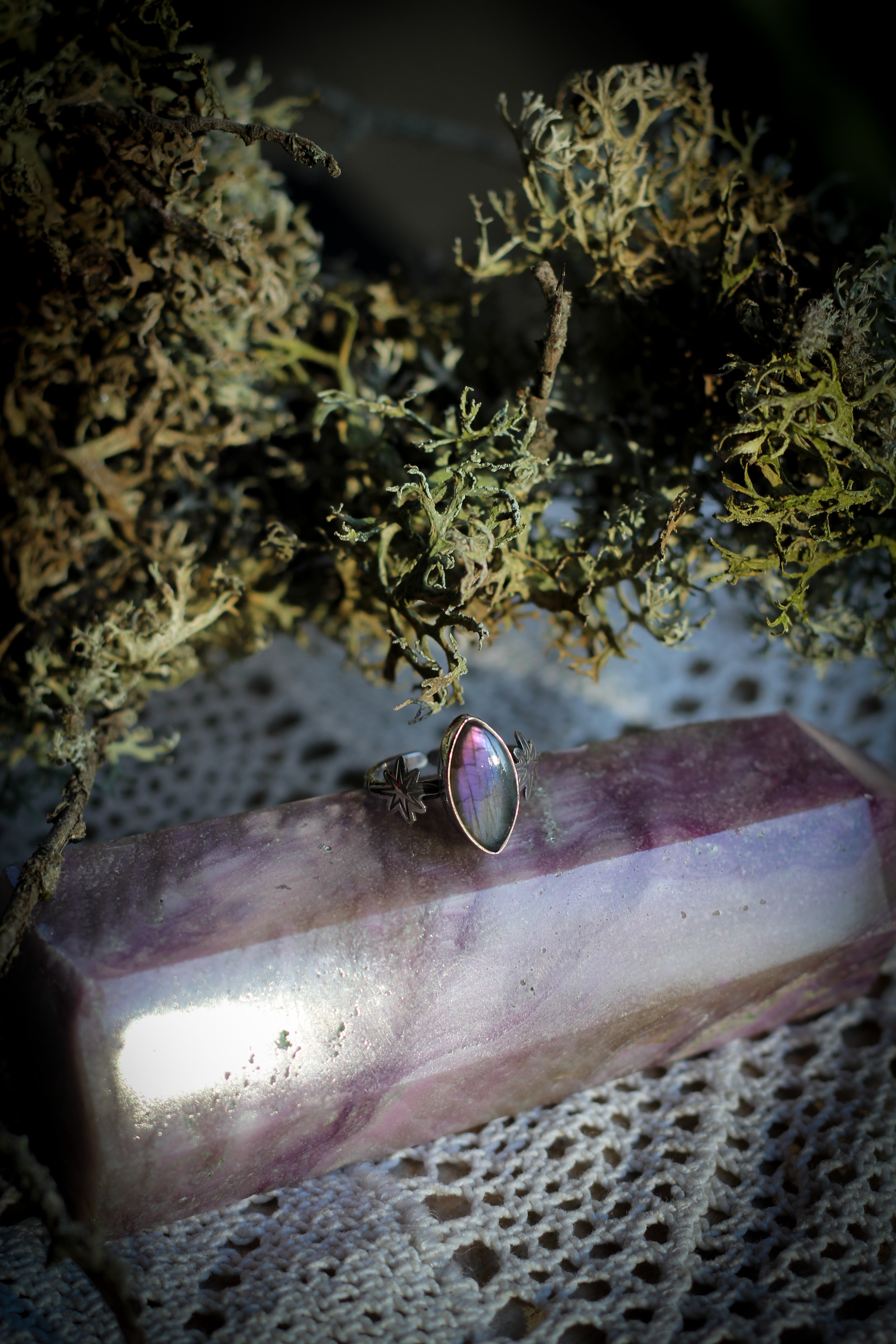 La Stella di Betlemme - Labradorite arcobaleno e anello in argento, stelle colpite a mano