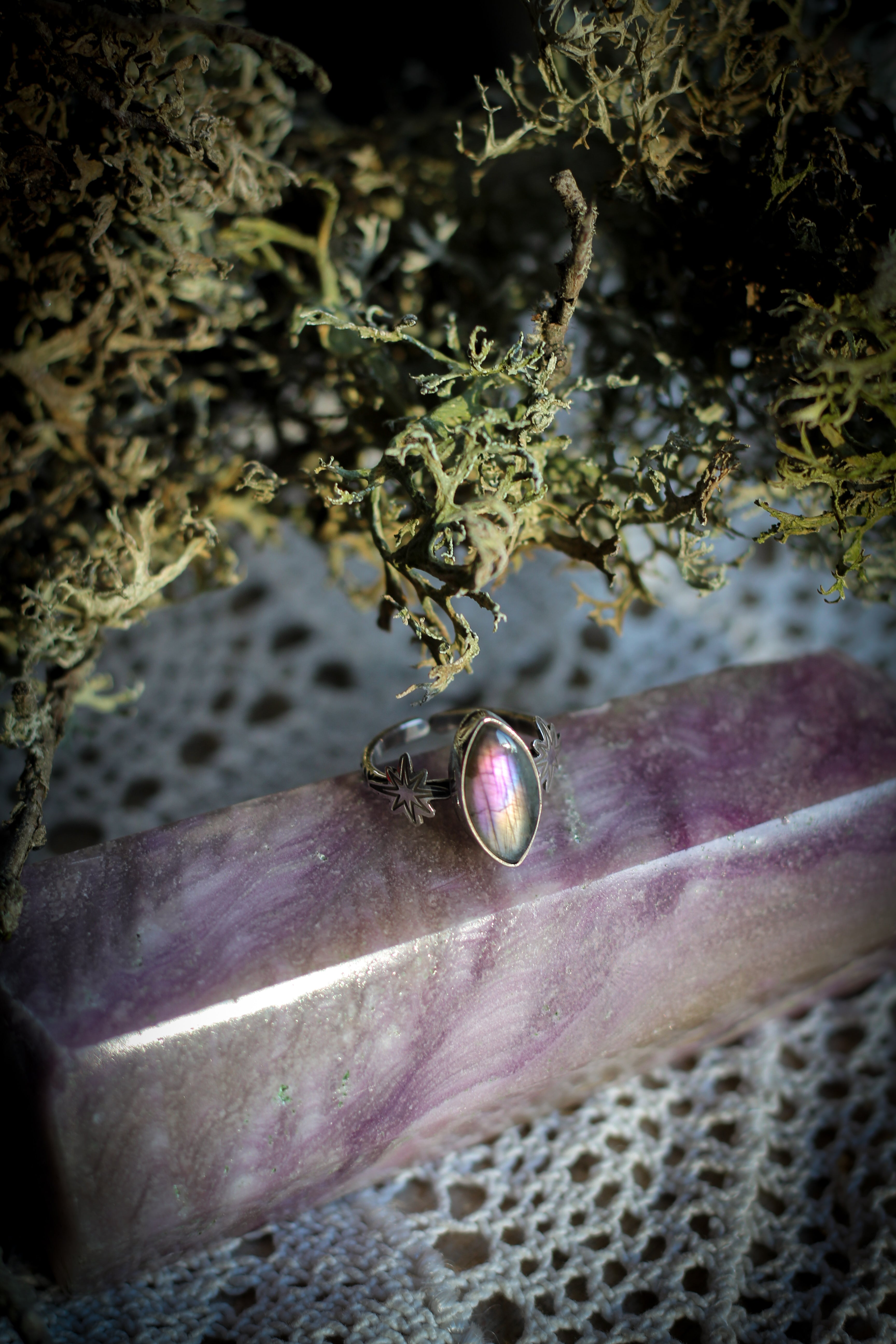 La Stella di Betlemme - Labradorite arcobaleno e anello in argento, stelle colpite a mano