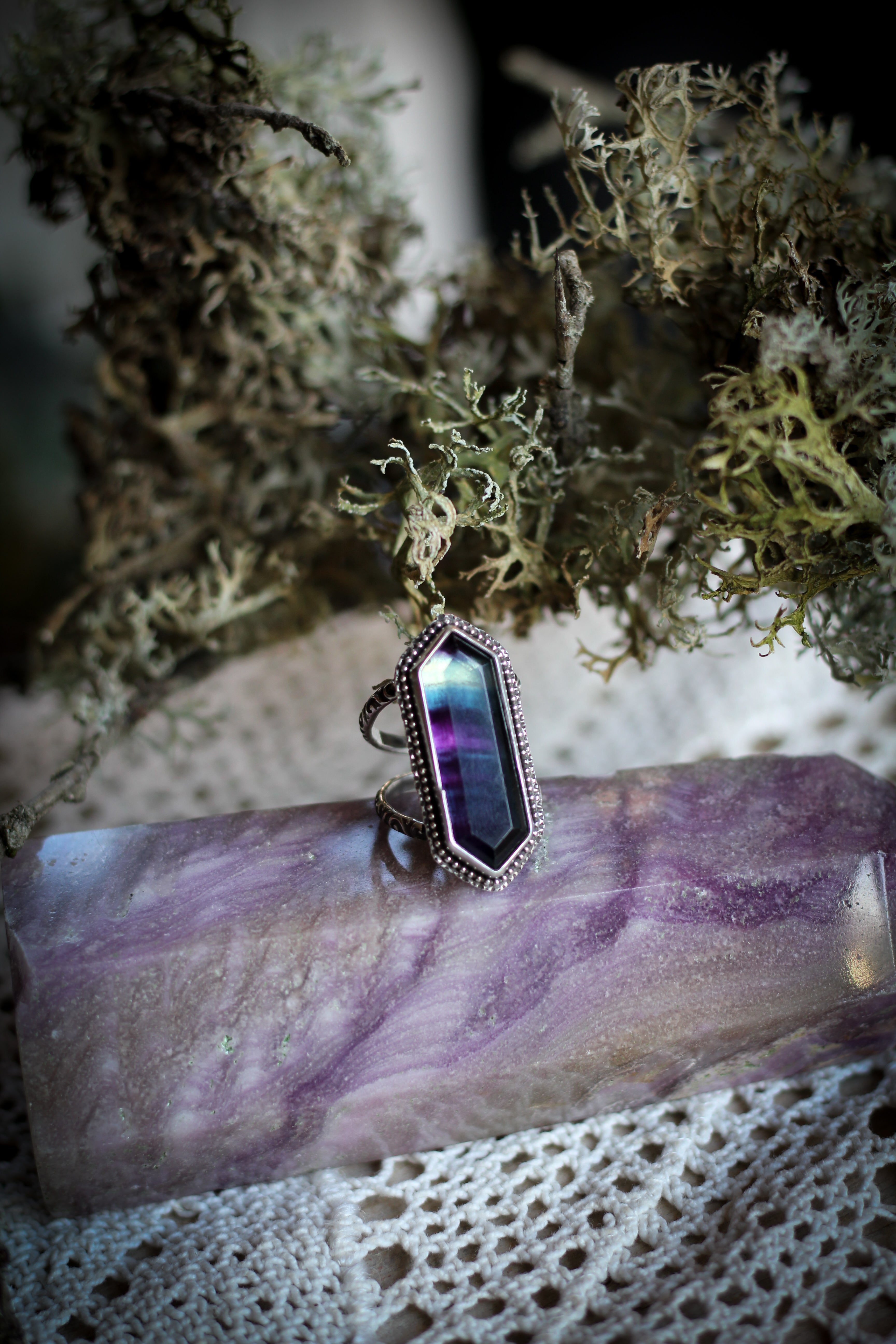 Néréide - Anello in argento e fluorite arcobaleno sfaccettata