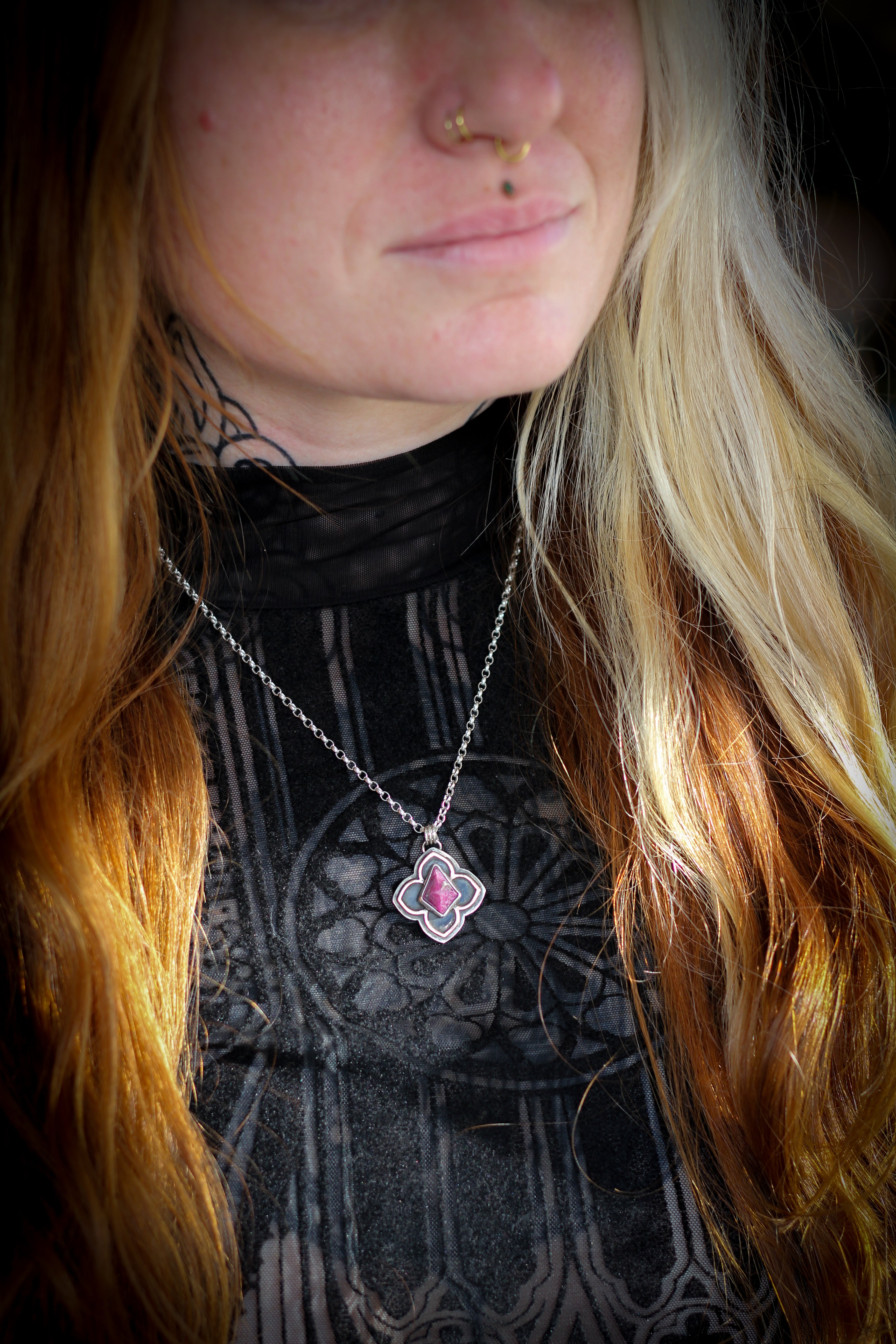 Gothic Witch - Collier vitrail gothique en rubis facetté, cuivre et argent