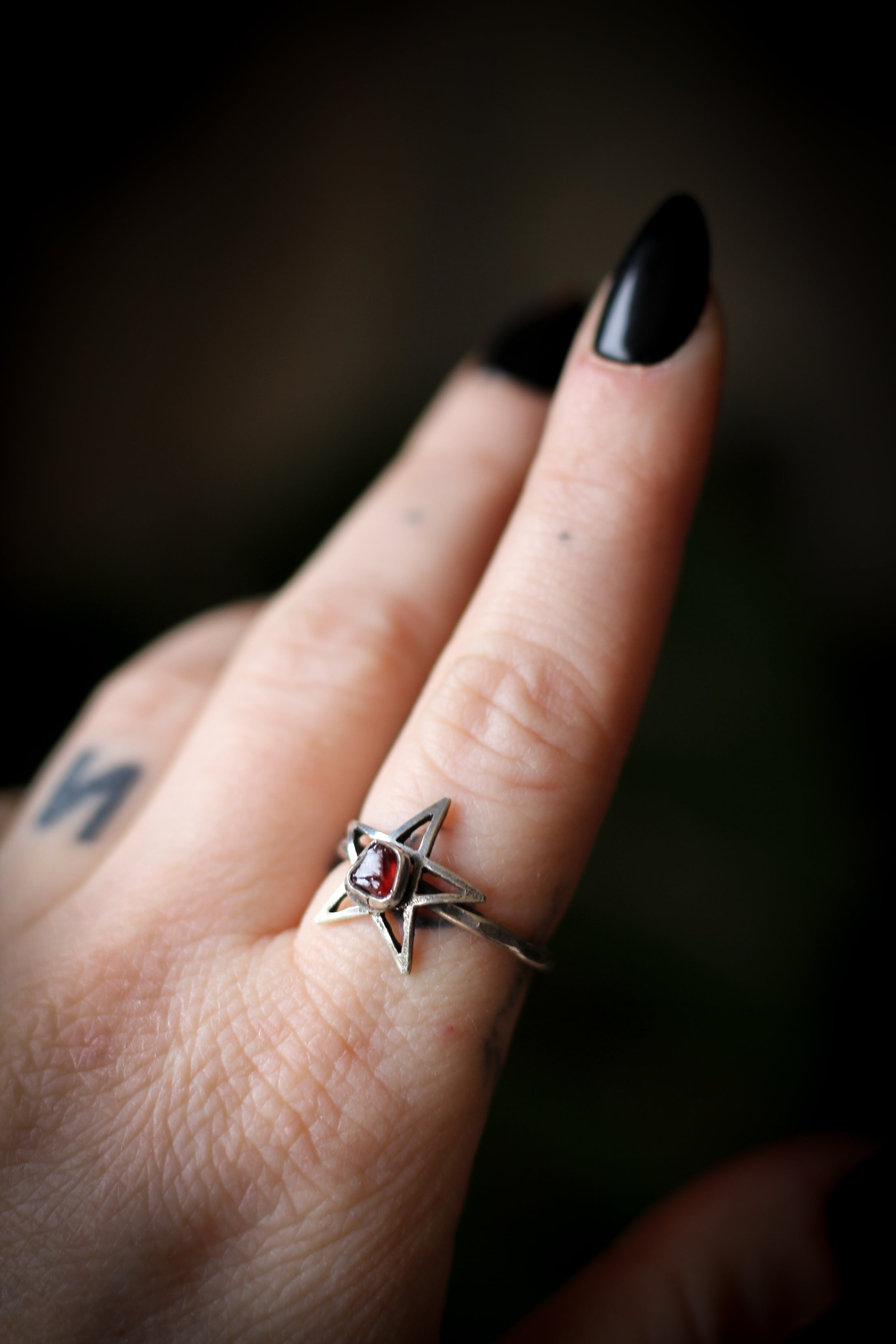 The Scarlet Witch - Anello in granato grezzo e argento