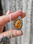 [Réservé] Chrysanthemum Solis - Collier en ambre de la Baltique et argent, chrysanthème au dos