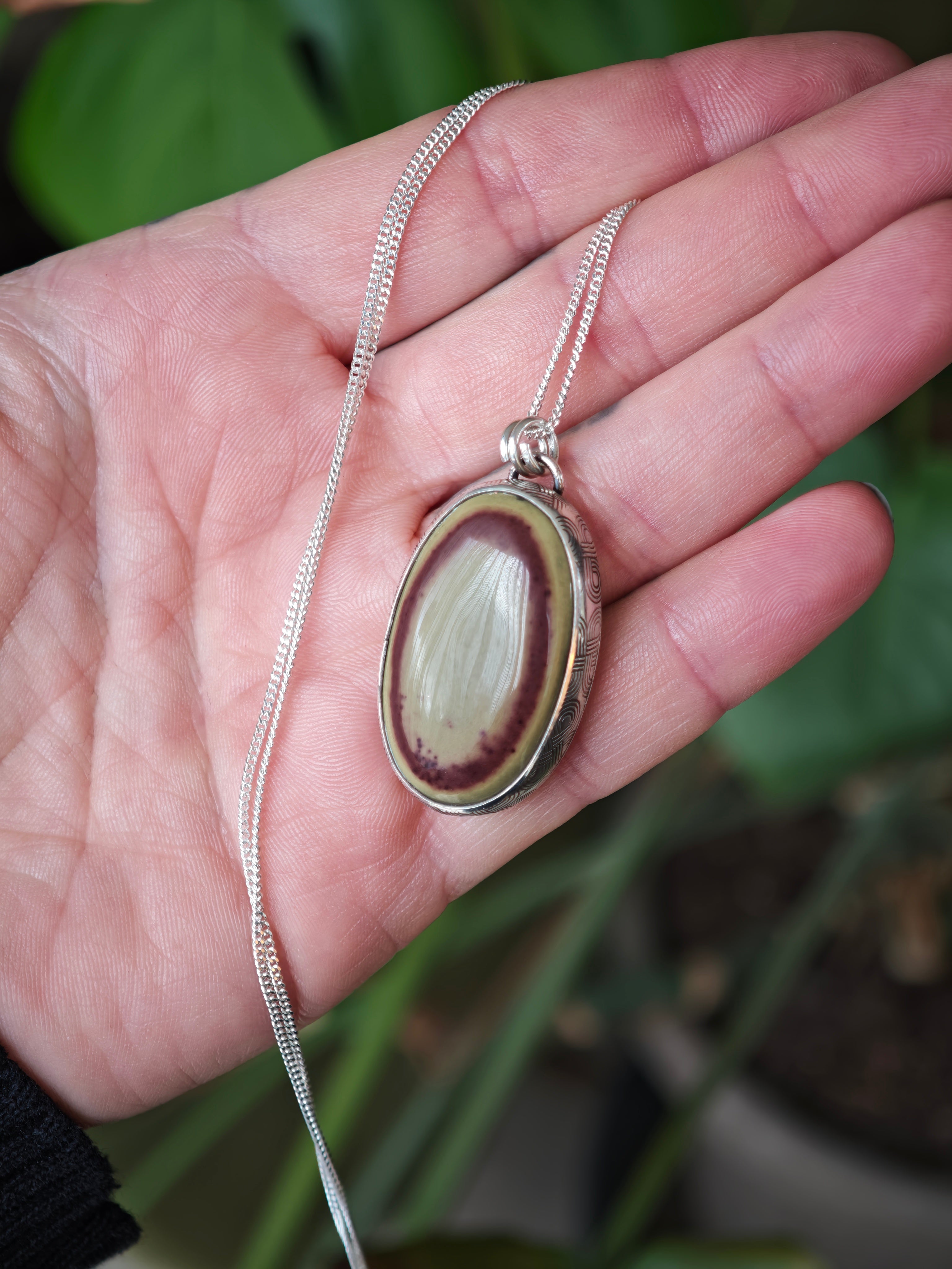 [Réservé] L'Ouroboros - Collier en jaspe sanguin et argent, Ouroboros forgé au dos