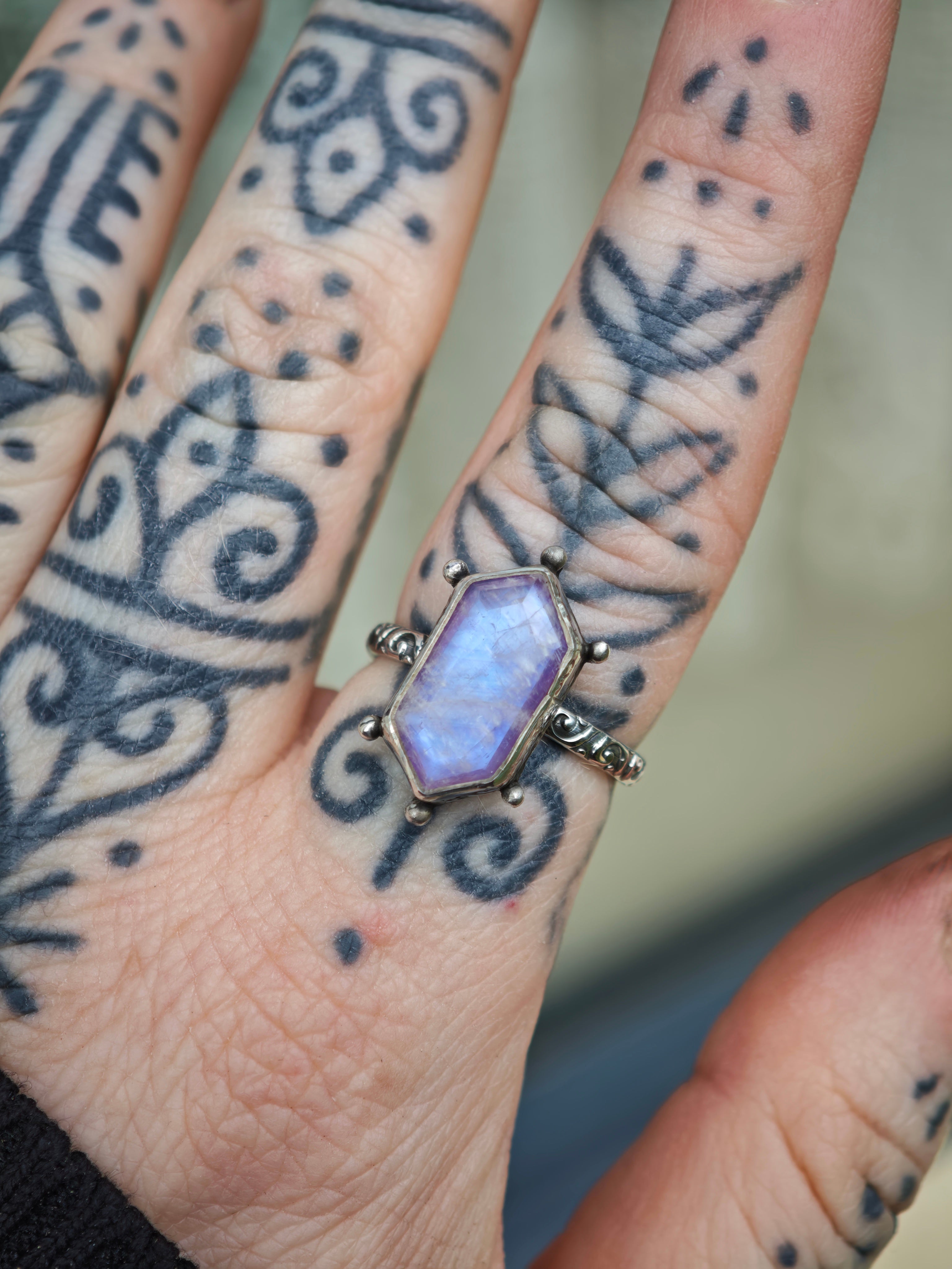 [Réservé] Aphrodite - Bague en pierre de lune arc-en-ciel, jaspe rouge et argent