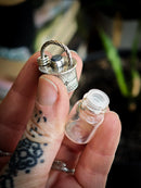 The Relic - Collana con fiala in argento, vetro e zaffiro grezzo