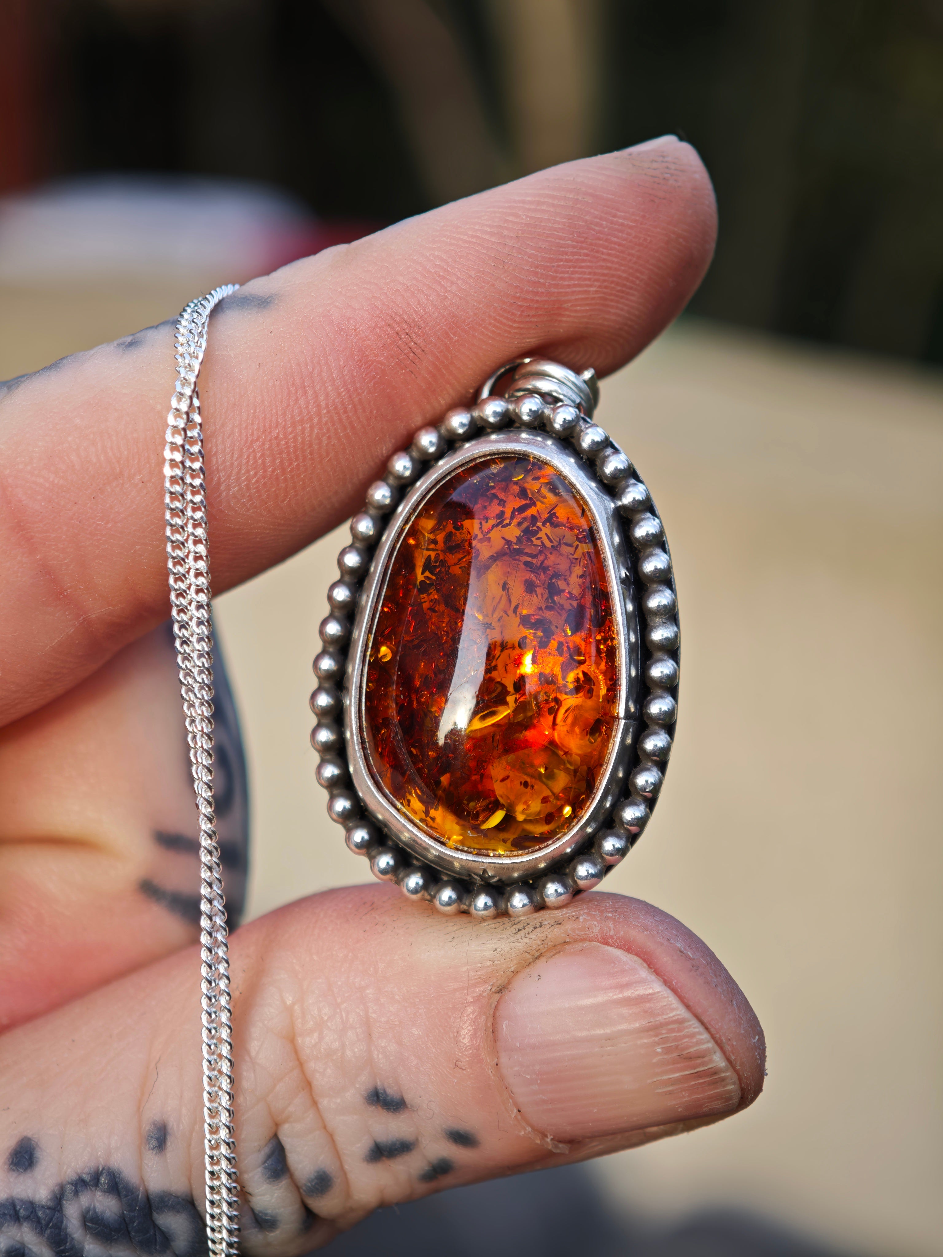 [Réservé Lise] Sanctus - Collier en ambre de la Baltique et argent, calice au dos