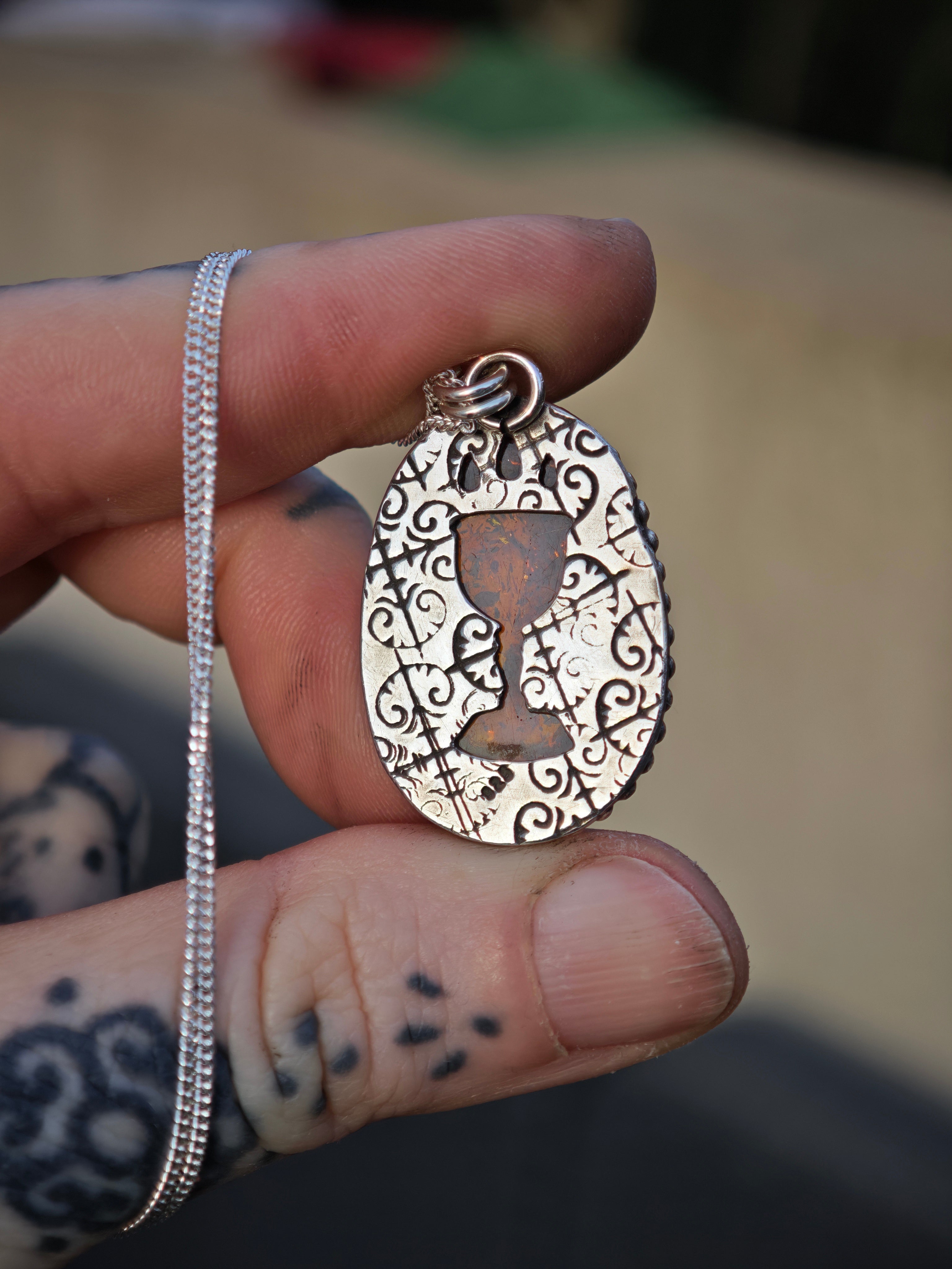 [Réservé Lise] Sanctus - Collier en ambre de la Baltique et argent, calice au dos