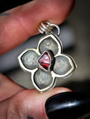 Hereticus - Pendentif vitrail gothique en grenat brut, laiton et argent