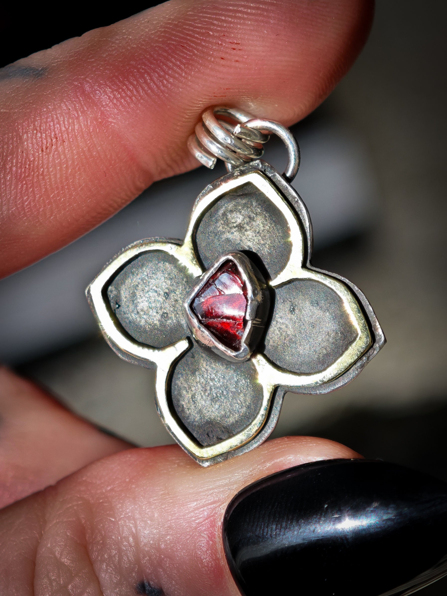 Hereticus - Pendentif vitrail gothique en grenat brut, laiton et argent