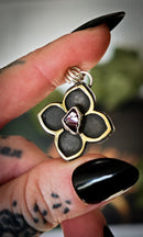 Hereticus - Pendentif vitrail gothique en grenat brut, laiton et argent