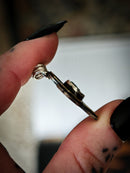 Hereticus - Pendentif vitrail gothique en grenat brut, laiton et argent