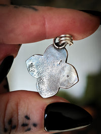 Hereticus - Pendentif vitrail gothique en grenat brut, laiton et argent