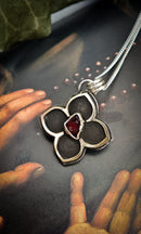 Hereticus - Pendentif vitrail gothique en grenat brut, laiton et argent