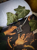 Hereticus - Pendentif vitrail gothique en grenat brut, laiton et argent