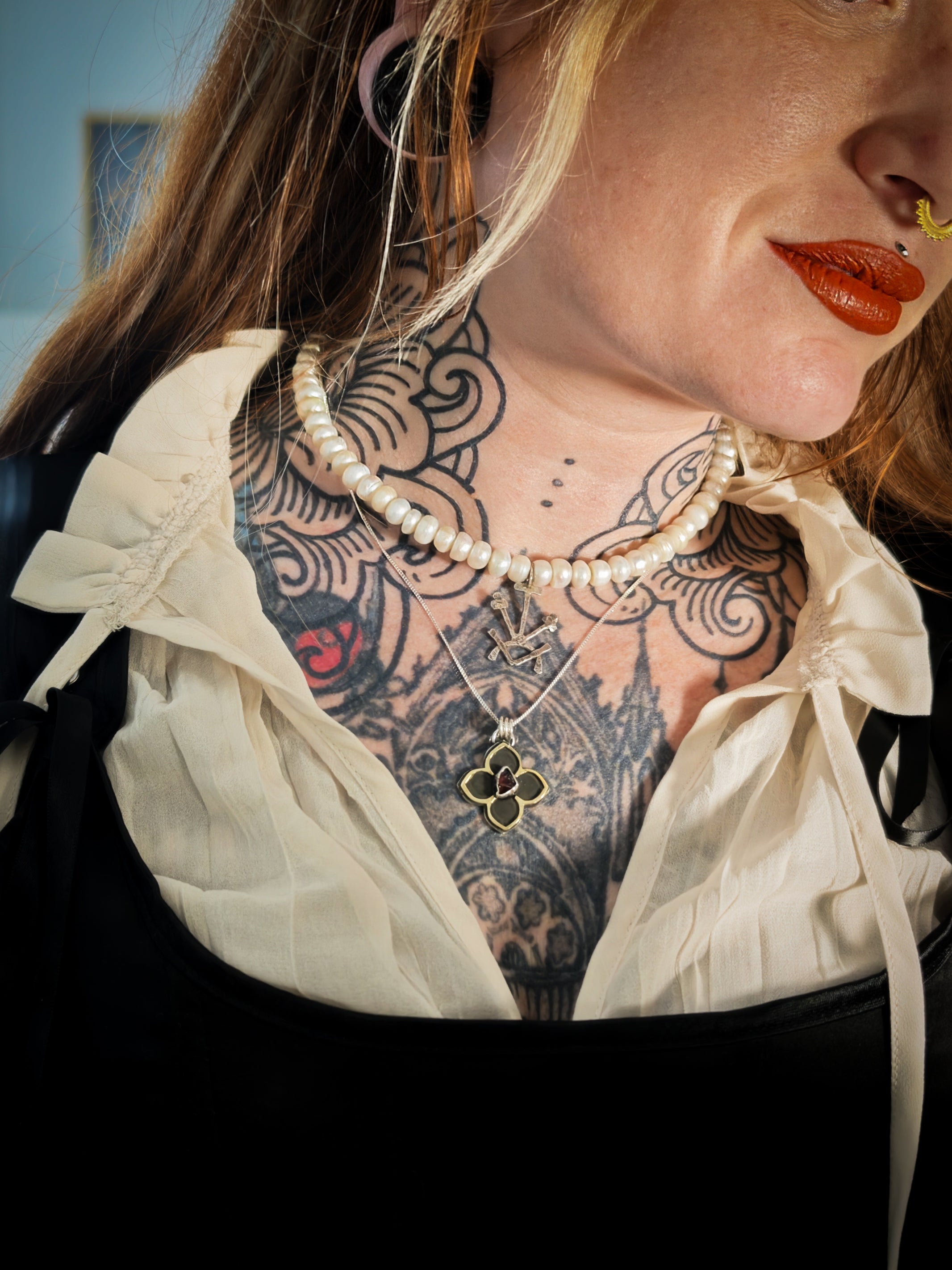 Hereticus - Pendentif vitrail gothique en grenat brut, laiton et argent