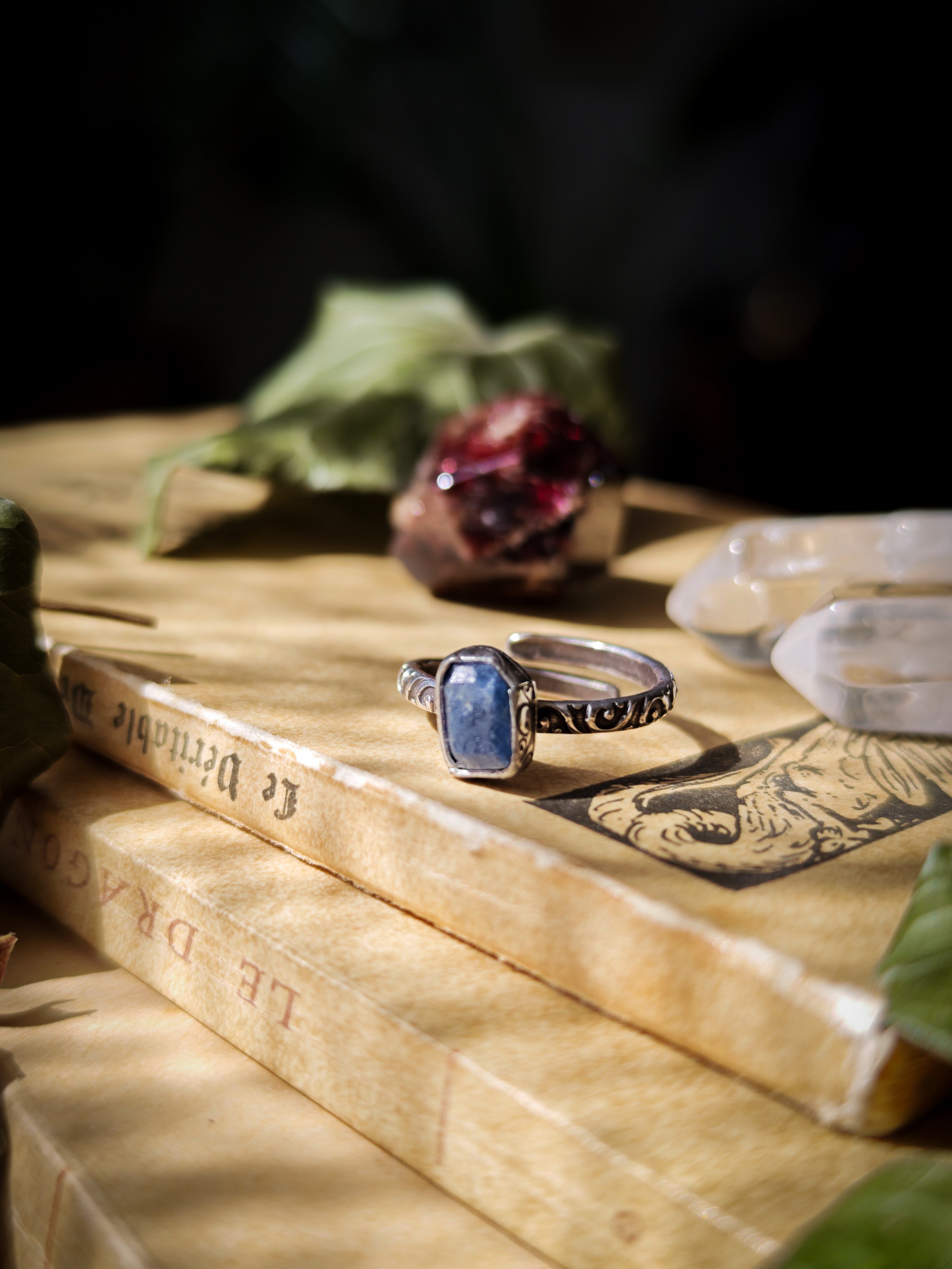 Ostara - Bague en saphir brut et argent