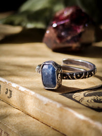Ostara - Bague en saphir brut et argent