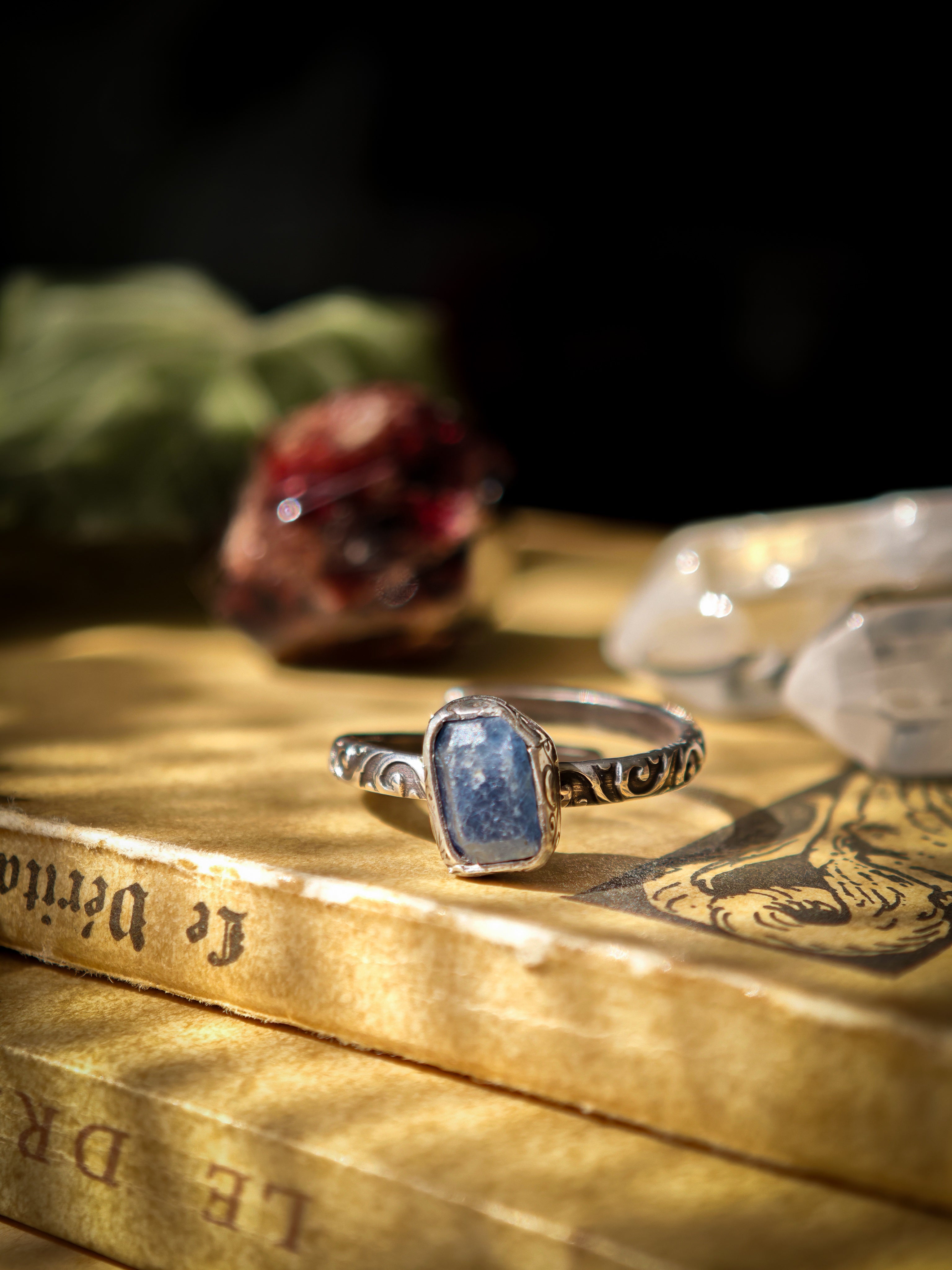 Ostara - Bague en saphir brut et argent