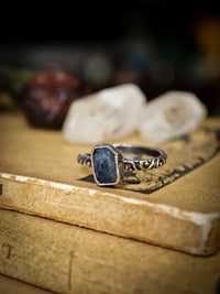 Ostara - Bague en saphir brut et argent