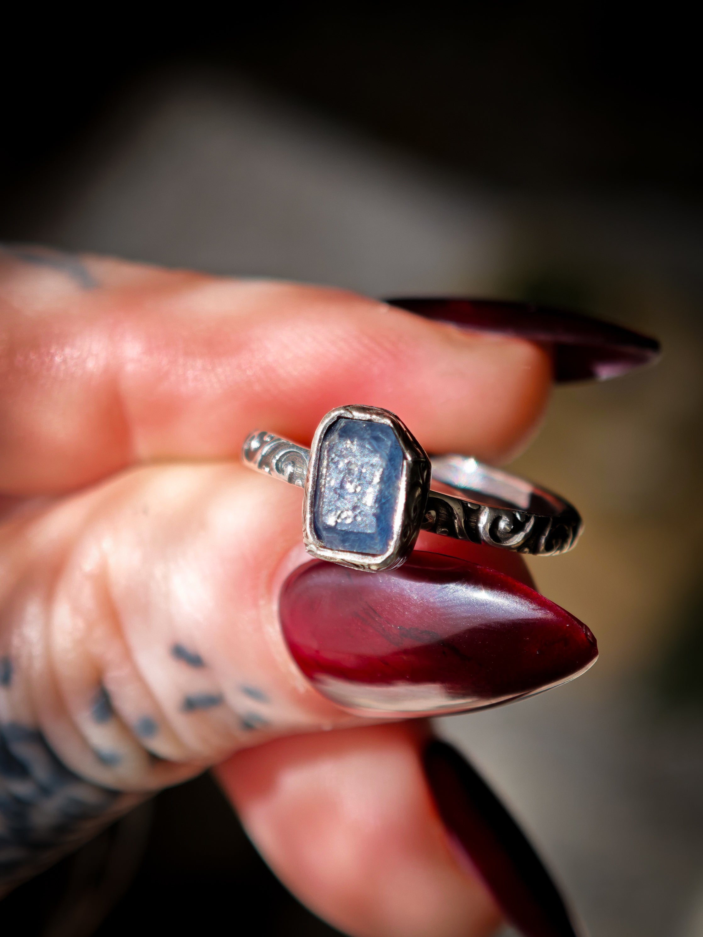 Ostara - Bague en saphir brut et argent