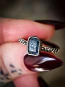 Ostara - Bague en saphir brut et argent