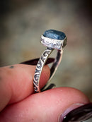 Ostara - Bague en saphir brut et argent