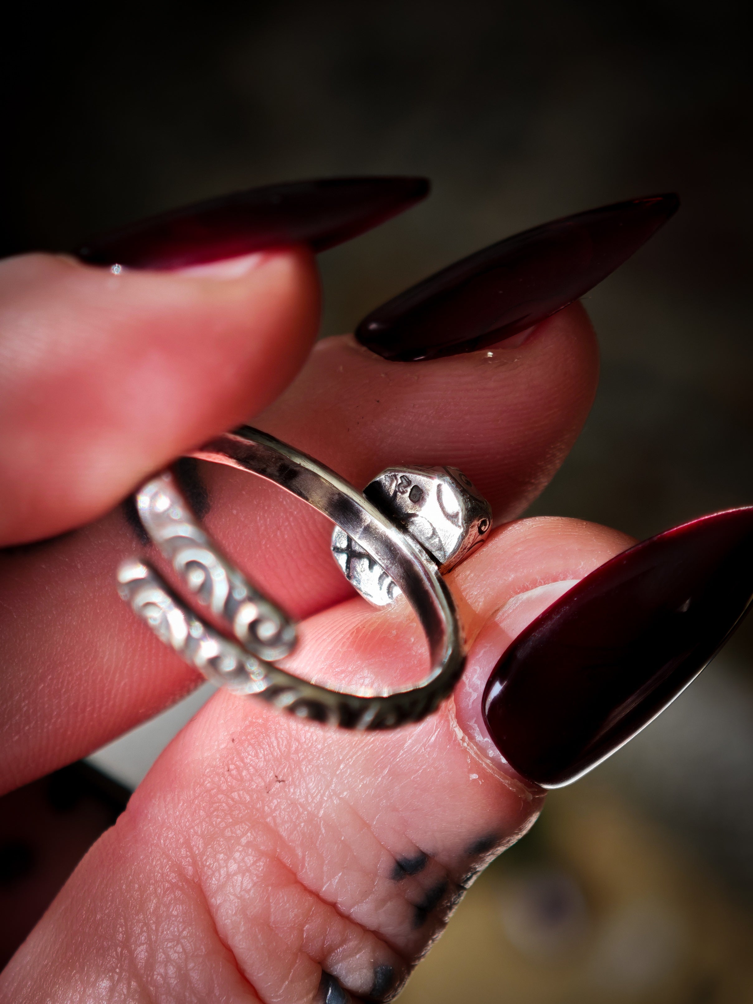 Ostara - Bague en saphir brut et argent