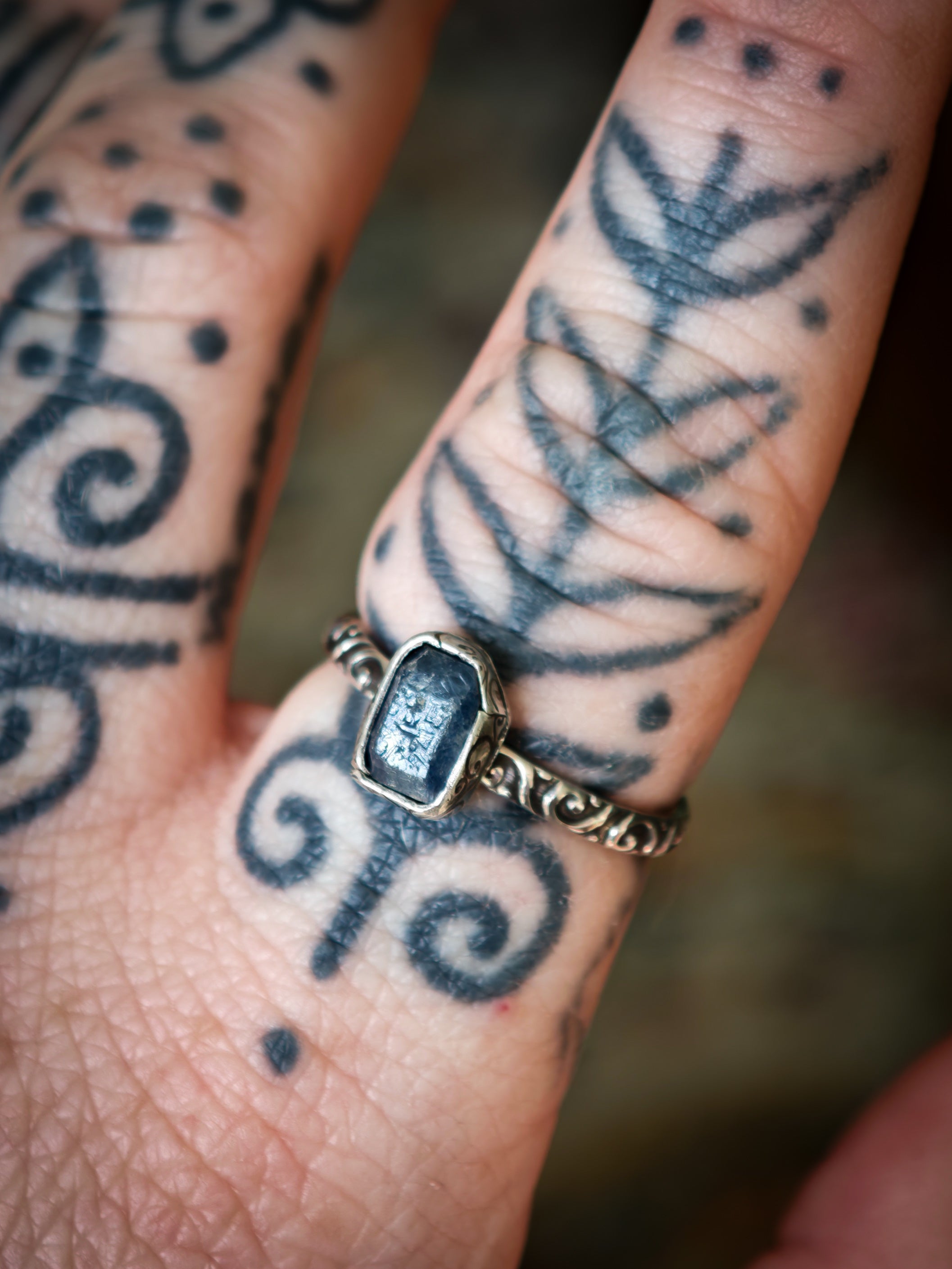 Ostara - Bague en saphir brut et argent