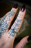 Ostara - Bague en saphir brut et argent
