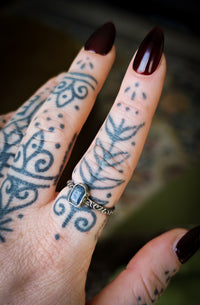 Ostara - Bague en saphir brut et argent