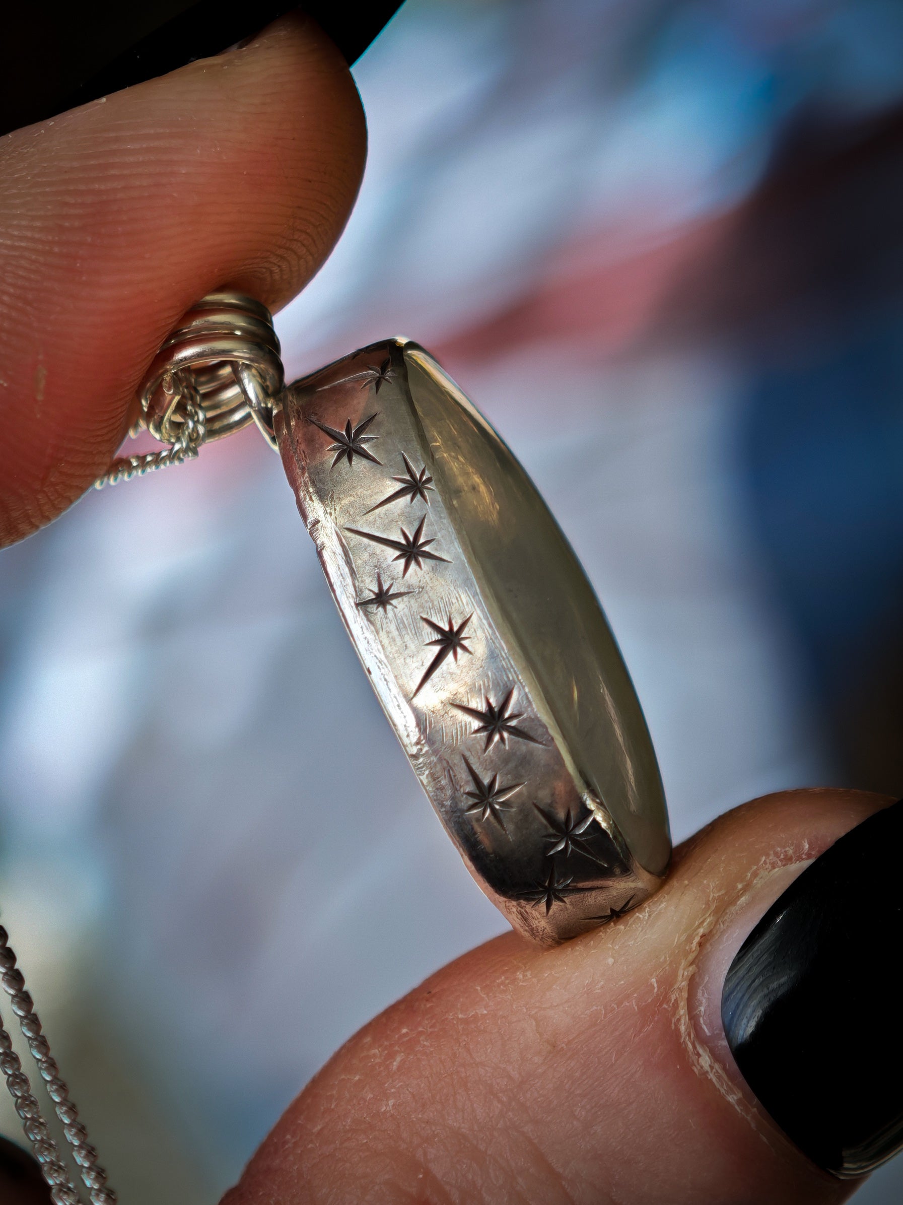 L'Empoisonneuse - Pendentif en pierre de lune arc-en-ciel (péristérite) et argent, datura au dos