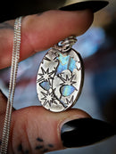 L'Empoisonneuse - Pendentif en pierre de lune arc-en-ciel (péristérite) et argent, datura au dos