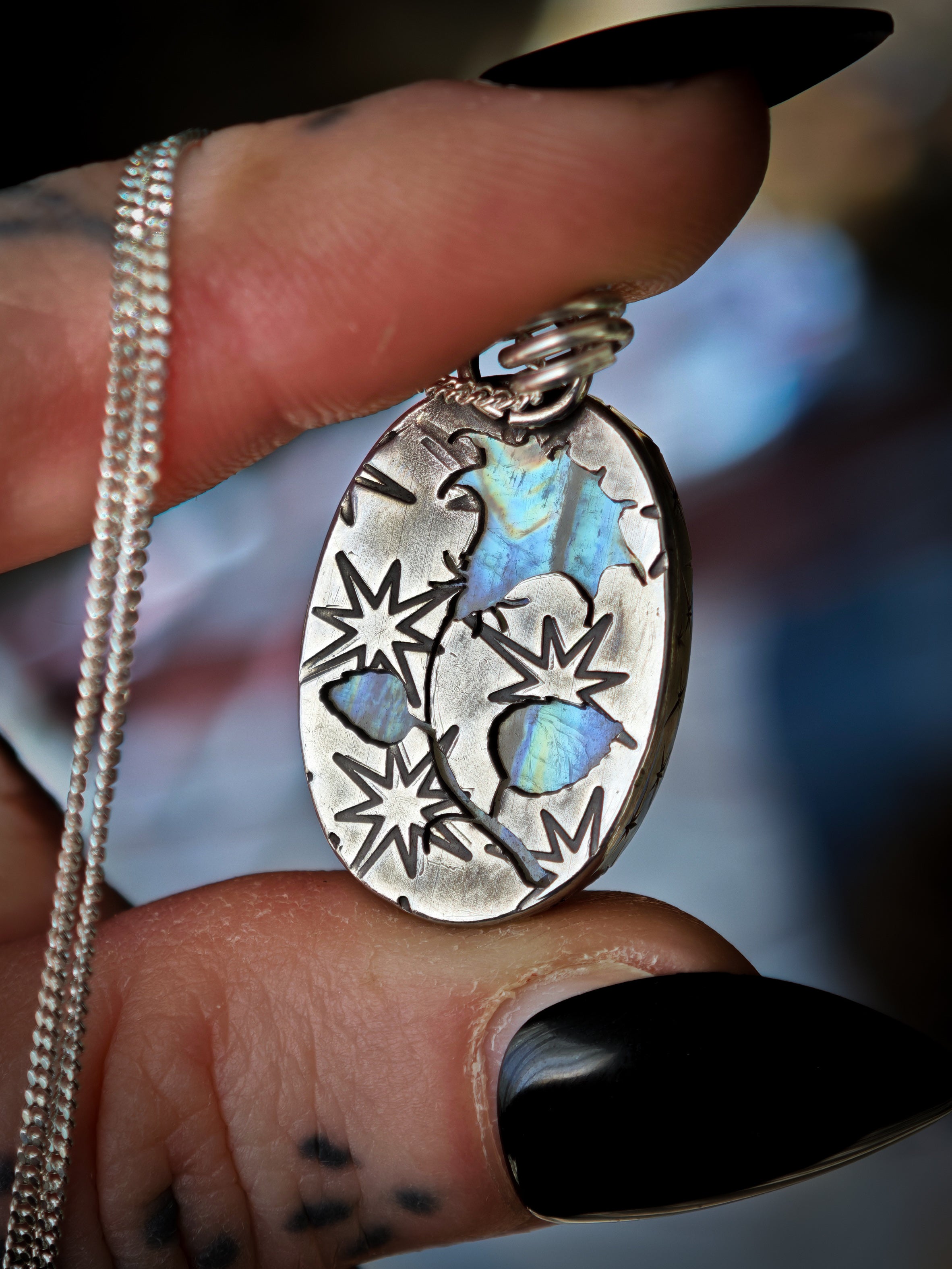 L'Empoisonneuse - Pendentif en pierre de lune arc-en-ciel (péristérite) et argent, datura au dos