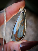 Le Talisman de Pan - Pendentif en pietersite bicolore et argent, Pan au dos