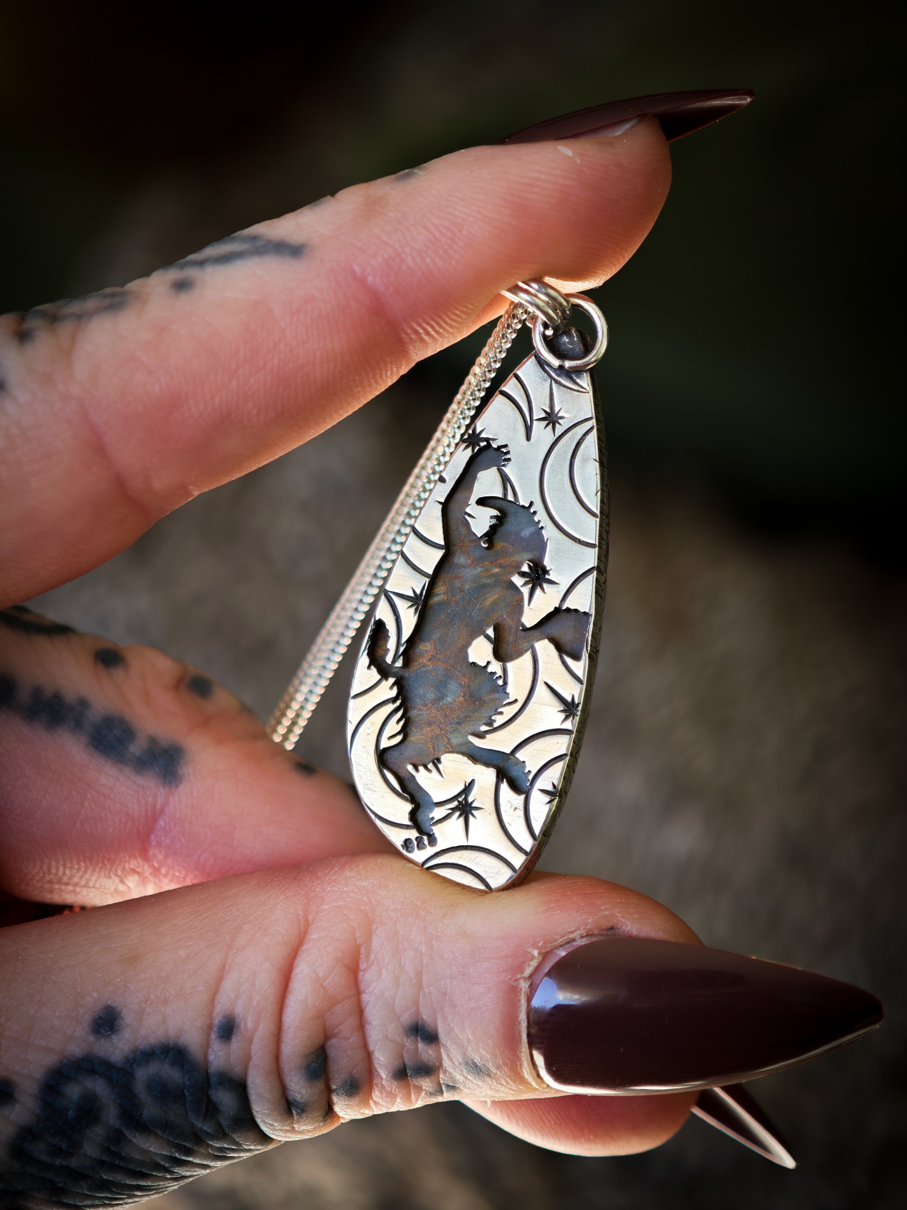 Le Talisman de Pan - Pendentif en pietersite bicolore et argent, Pan au dos