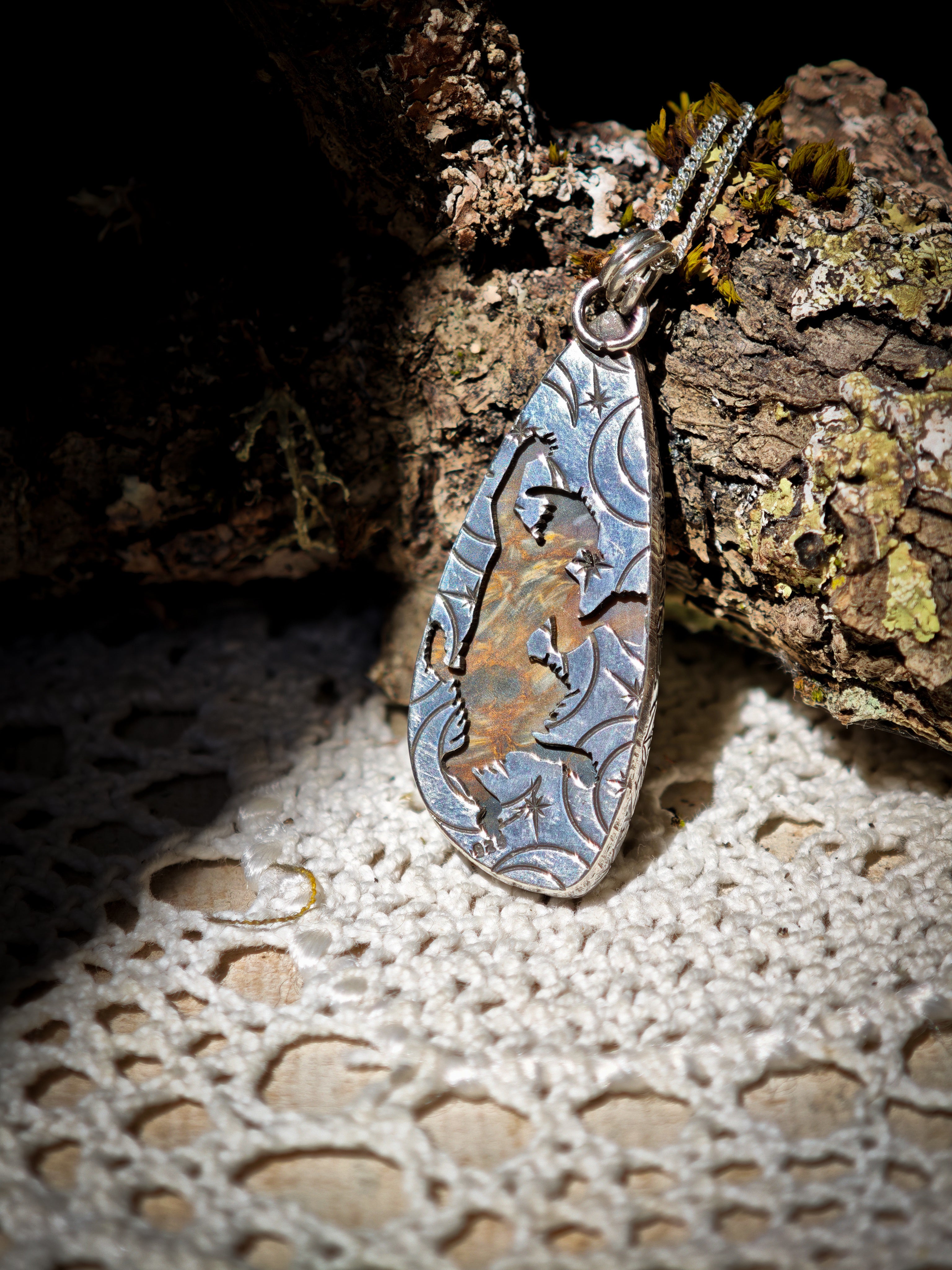 Le Talisman de Pan - Pendentif en pietersite bicolore et argent, Pan au dos